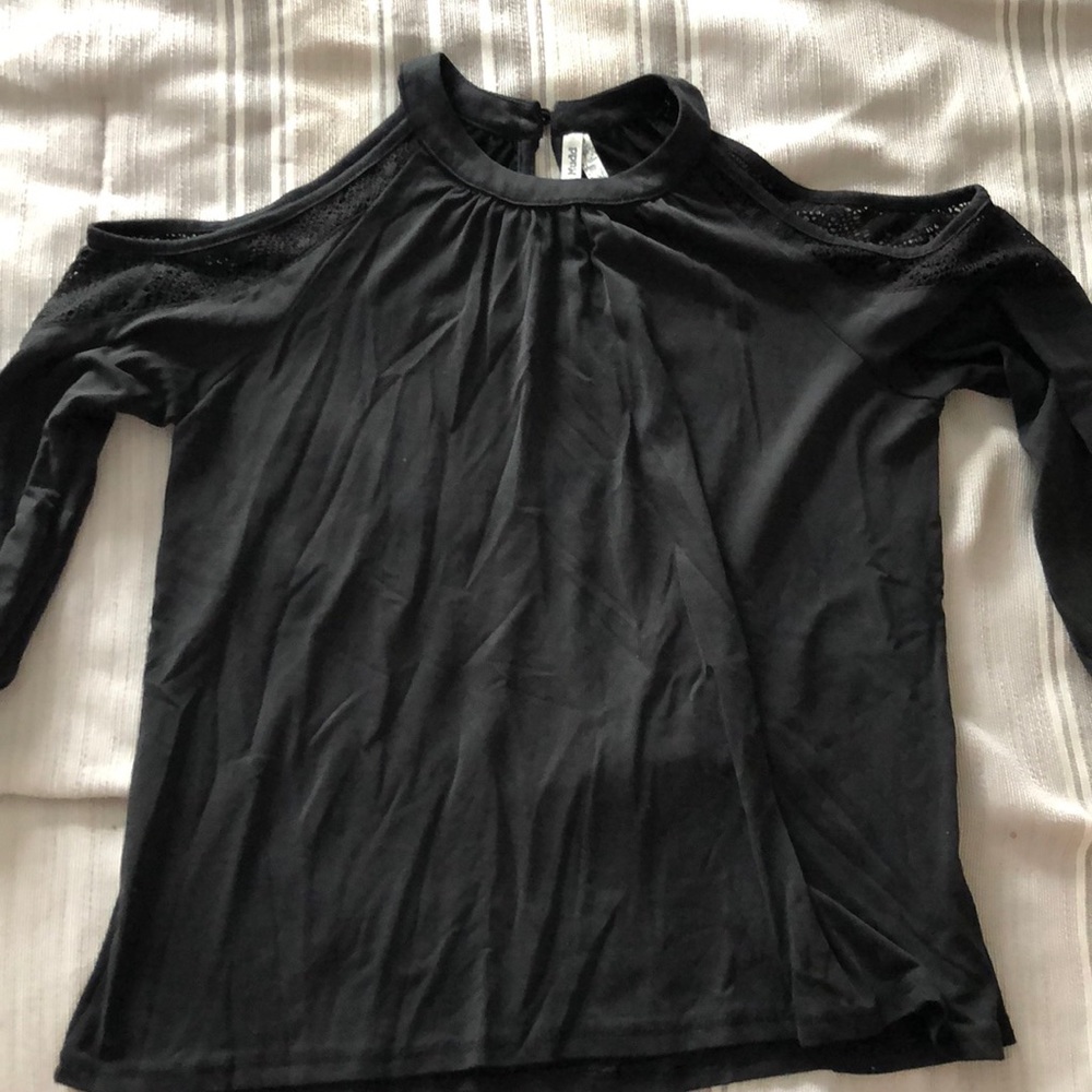 Open shoulder - high neck black shirt